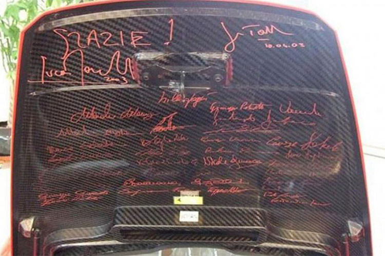 Chiếc Ferrari Enzo của Michael Schumacher còn có chữ ký của rất nhiều ban lãnh đạo của hãng siêu xe Ý trong đó có Chủ tịch Luca Cordero di Montezemolo. So với 398 chiếc Ferrari Enzo còn lại được sản xuất, siêu xe của cựu tay đua Công thức 1 có điểm khác biệt như nội thất có tên của Michael Schumacher, cửa sổ điện và dàn âm thanh Bose.