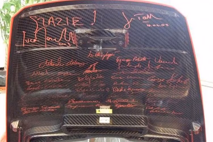 Chiếc Ferrari Enzo của Michael Schumacher còn có chữ ký của rất nhiều ban lãnh đạo của hãng siêu xe Ý trong đó có Chủ tịch Luca Cordero di Montezemolo. So với 398 chiếc Ferrari Enzo còn lại được sản xuất, siêu xe của cựu tay đua Công thức 1 có điểm khác biệt như nội thất có tên của Michael Schumacher, cửa sổ điện và dàn âm thanh Bose.