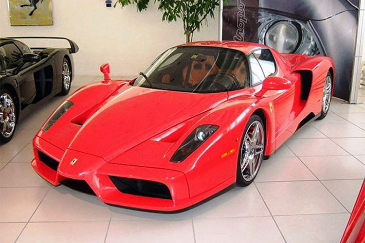 Được biết, Michael Schumacher không tốn bất kỳ chi phí nào để sở hữu siêu xe Ferrari Enzo "hàng hiếm" này, đây là món quà tri ân của hãng siêu xe Ý dành cho những đóng góp của cựu tay đua Công thức 1. Đây cũng không phải lần đầu tiên chiếc Ferrari Enzo được rao bán.