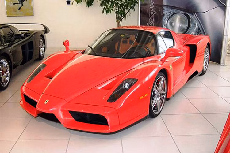 Được biết, Michael Schumacher không tốn bất kỳ chi phí nào để sở hữu siêu xe Ferrari Enzo "hàng hiếm" này, đây là món quà tri ân của hãng siêu xe Ý dành cho những đóng góp của cựu tay đua Công thức 1. Đây cũng không phải lần đầu tiên chiếc Ferrari Enzo được rao bán.