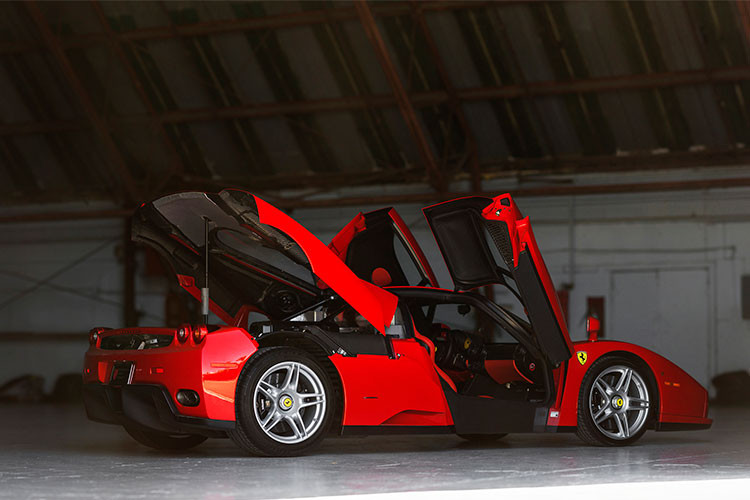 Để kỷ niệm sinh nhật lần thứ 60 của hãng siêu xe Ferrari cũng như ngài Enzo Ferrari, người sáng lập hãng siêu xe Ý này, đội ngũ của Ferrari đã cho ra mắt siêu xe Ferrari Enzo với chỉ đúng 399 chiếc được sản xuất trên toàn thế giới. Thực tế, Enzo vẫn có chiếc thứ 400 nhưng dành cho công việc thiện nguyện.