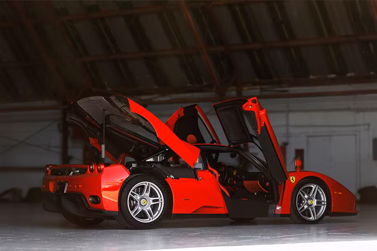 Để kỷ niệm sinh nhật lần thứ 60 của hãng siêu xe Ferrari cũng như ngài Enzo Ferrari, người sáng lập hãng siêu xe Ý này, đội ngũ của Ferrari đã cho ra mắt siêu xe Ferrari Enzo với chỉ đúng 399 chiếc được sản xuất trên toàn thế giới. Thực tế, Enzo vẫn có chiếc thứ 400 nhưng dành cho công việc thiện nguyện.