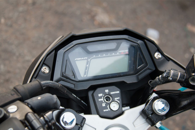 Xe được trang bị cụm đồng hồ hiển thị dạng điện tử khá hiện đại và dễ quan sát, với đầy đủ các thông số vòng tua máy, tốc độ, công-tơ-mét, báo xăng... Các nút bấm ở hai bên tay lái không có nhiều điểm mới, vẫn là các nút bấm được thông dụng trên các sản phẩm xe máy Honda mới hiện nay.