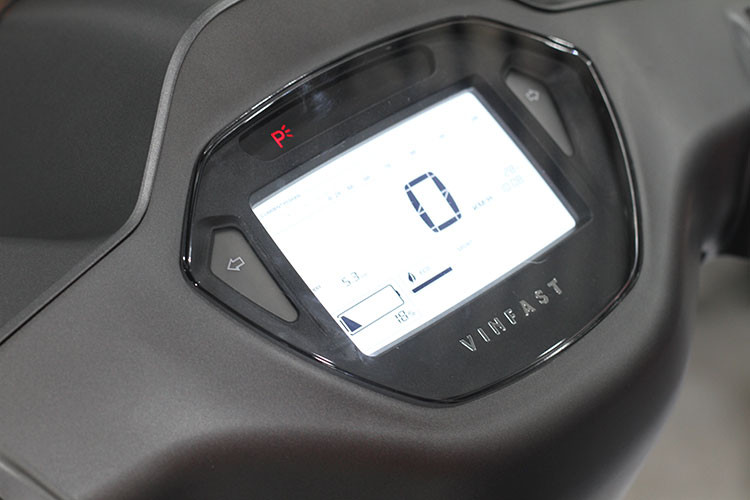 Trong đó, dòng xe máy điện thông minh của VinFast được trang bị nhiều tính năng hiện đại như kết nối internet 3G, định vị GPS, khóa và mở khóa xe từ xa, đồng bộ thông tin quãng đường, thông số lái xe qua smartphone, tìm trạm sạc, trạm thuê pin, trạm dịch vụ, báo tình huống khẩn cấp qua các số điện thoại đặt trước...