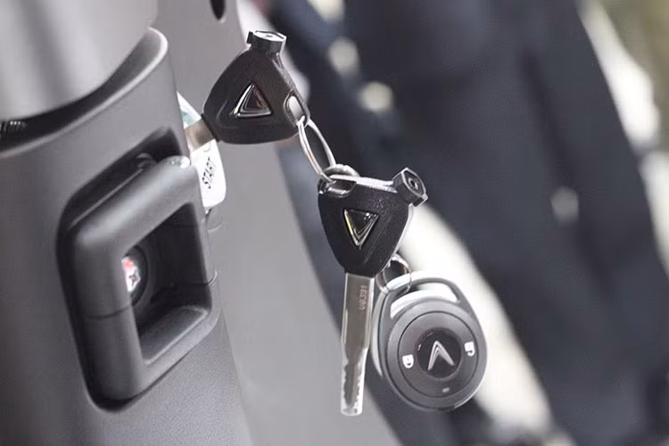 Cùng với việc ra mắt mẫu xe máy đầu tiên, VinFast cũng chính thức đưa nhà máy xe máy điện đi vào hoạt động với 3 xưởng chính là xưởng hàn, xưởng sơn và xưởng lắp ráp. Trong tương lai, nhà máy sẽ xây dựng thêm xưởng ép nhựa, làm khung, đóng gói pin, sản xuất mô tơ điện và linh kiện điện tử...