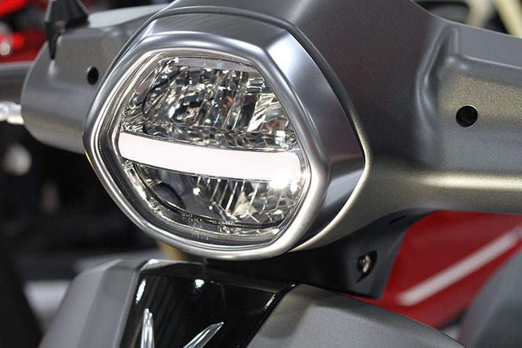 Tại lần ra mắt đầu tiên này, nhà sản xuất ôtô và xe máy VinFast đã giới thiệu tới người dùng mẫu xe máy điện thông minh Klara với 2 phiên bản chính thức, bao gồm: phiên bản cao cấp sử dụng pin Lithium-ion và phiên bản sử dụng ắc quy Acid-chì.