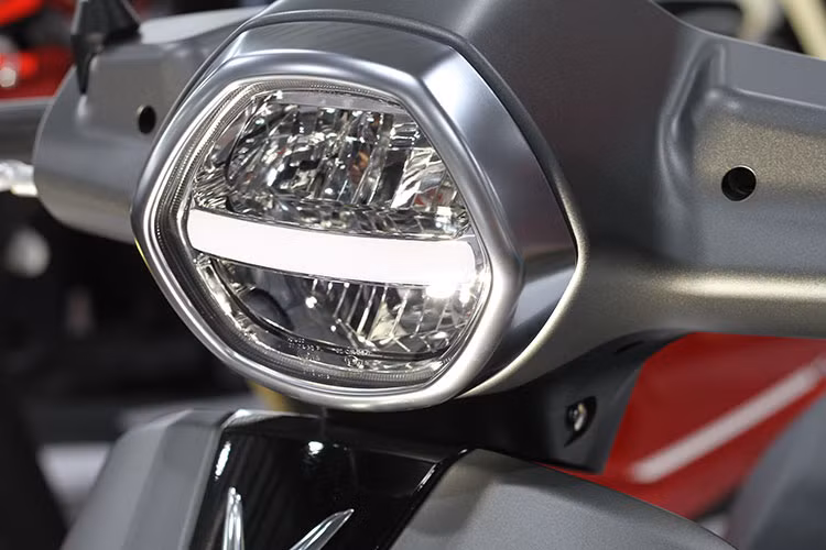 Tại lần ra mắt đầu tiên này, nhà sản xuất ôtô và xe máy VinFast đã giới thiệu tới người dùng mẫu xe máy điện thông minh Klara với 2 phiên bản chính thức, bao gồm: phiên bản cao cấp sử dụng pin Lithium-ion và phiên bản sử dụng ắc quy Acid-chì.