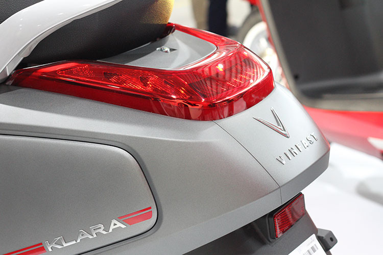 Cụ thể, toàn bộ công đoạn hàn và sơn sẽ được tự động hoá 95-100% bởi các rô bốt được nhập khẩu từ các hãng hàng đầu Châu Âu. Quá trình lắp ráp, hoàn thiện xe được thực hiện trên dây chuyền hiện đại nhập khẩu từ Nhật Bản, kiểm soát chặt chẽ từng chi tiết nhỏ nhờ công nghệ 4.0 và điện toán đám mây.