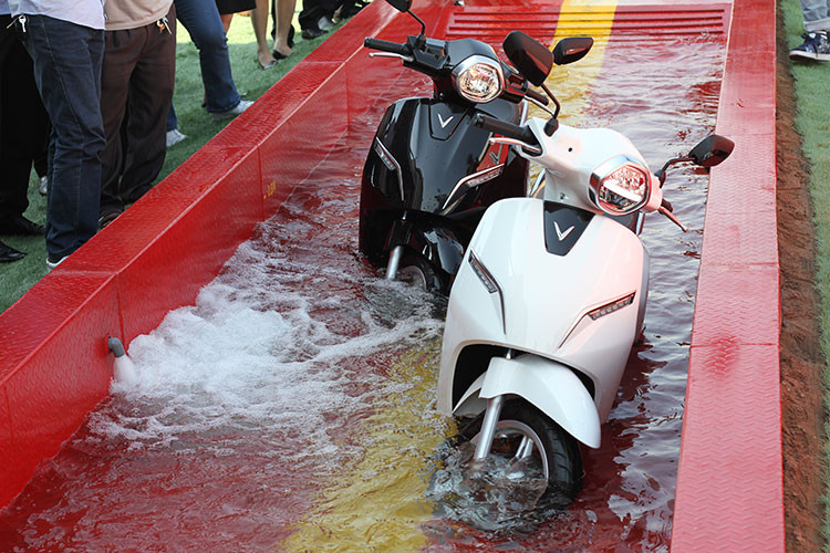 Hiện diện tại những vị trí thuận lợi nhất như bãi đỗ xe, các cửa hàng tiện ích VinMart+, hầm các chung cư cao tầng, cổng trường học, ký túc xá trường học..., hệ thống trạm sạc, cho thuê pin VinFast đảm bảo đáp ứng nguồn năng lượng nhanh chóng và thuận tiện nhất cho khách hàng.