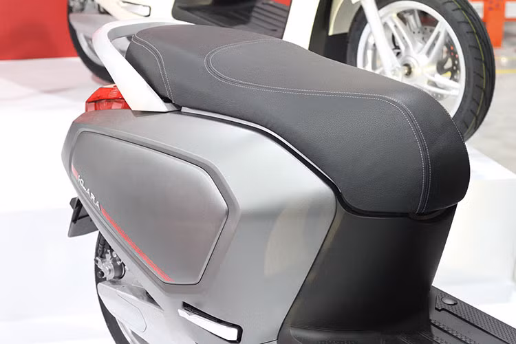 Theo đại diện của Vinfast cho hay, quy trình chế tạo tại Nhà máy được tự động hóa tối đa ở mọi khâu, đảm bảo mỗi sản phẩm đưa ra thị trường sẽ đều đạt và vượt qua những tiêu chuẩn khắt khe nhất về chất lượng. 