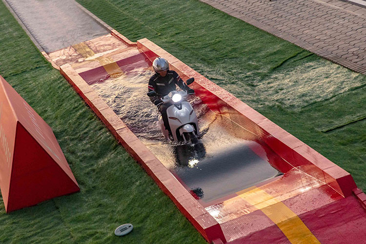 “Với tiêu chí bền bỉ - thông minh – sinh thái, xe máy điện VinFast đang đi đúng xu hướng thân thiện với môi trường của ngành công nghiệp xe 2 bánh thế giới, góp phần giảm thiểu ô nhiễm tiếng ồn và khí thải cho cộng đồng”, ông Nguyễn Việt Quang, Phó Chủ tịch kiêm Tổng giám đốc Tập đoàn Vingroup cho biết.