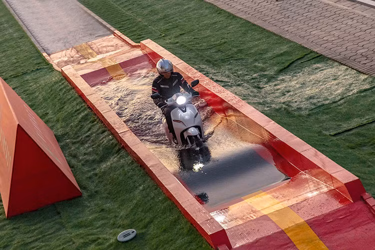 “Với tiêu chí bền bỉ - thông minh – sinh thái, xe máy điện VinFast đang đi đúng xu hướng thân thiện với môi trường của ngành công nghiệp xe 2 bánh thế giới, góp phần giảm thiểu ô nhiễm tiếng ồn và khí thải cho cộng đồng”, ông Nguyễn Việt Quang, Phó Chủ tịch kiêm Tổng giám đốc Tập đoàn Vingroup cho biết.