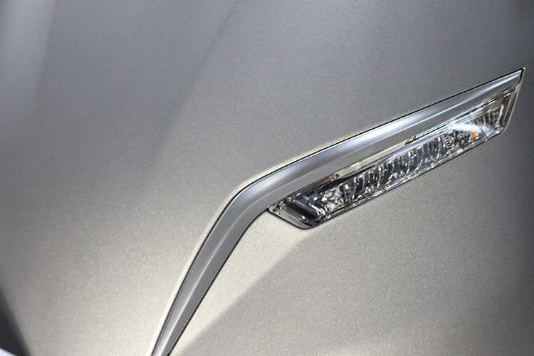 Sản phẩm thiết kế hiện đại với các chi tiết được chau chuốt, phù hợp với vóc dáng người dùng Việt Nam. Ngoài việc trang bị đèn led hiện đại và tiết kiệm năng lượng cho xe - nó còn có khả năng chống ngập nước cao, di chuyển không gây tiếng ồn, không xả khí thải và tiết kiệm chi phí đáng kể cho người sử dụng so với xe xăng truyền thống.