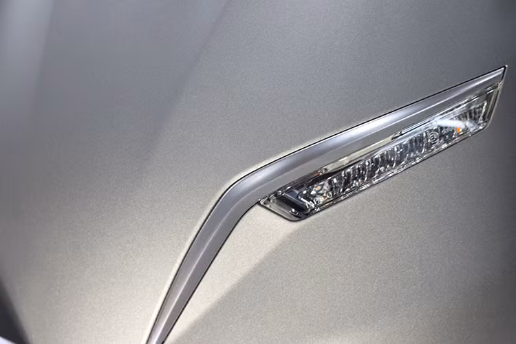 Sản phẩm thiết kế hiện đại với các chi tiết được chau chuốt, phù hợp với vóc dáng người dùng Việt Nam. Ngoài việc trang bị đèn led hiện đại và tiết kiệm năng lượng cho xe - nó còn có khả năng chống ngập nước cao, di chuyển không gây tiếng ồn, không xả khí thải và tiết kiệm chi phí đáng kể cho người sử dụng so với xe xăng truyền thống.