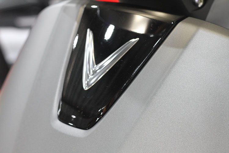 Trong đó phiên bản xe máy điện cao cấp sẽ được tích hợp những tính năng thông minh, đột phá mang lại trải nghiệm đẳng cấp cho người dùng. Cụ thể, xe máy VinFast Klara chạy điện có khả năng tăng tốc nhanh chóng với quãng đường di chuyển lên đến 80km trong một lần sạc.