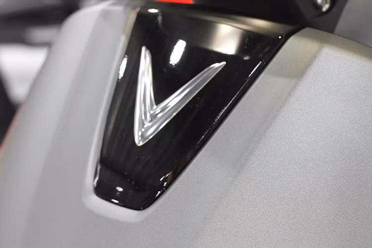 Trong đó phiên bản xe máy điện cao cấp sẽ được tích hợp những tính năng thông minh, đột phá mang lại trải nghiệm đẳng cấp cho người dùng. Cụ thể, xe máy VinFast Klara chạy điện có khả năng tăng tốc nhanh chóng với quãng đường di chuyển lên đến 80km trong một lần sạc.