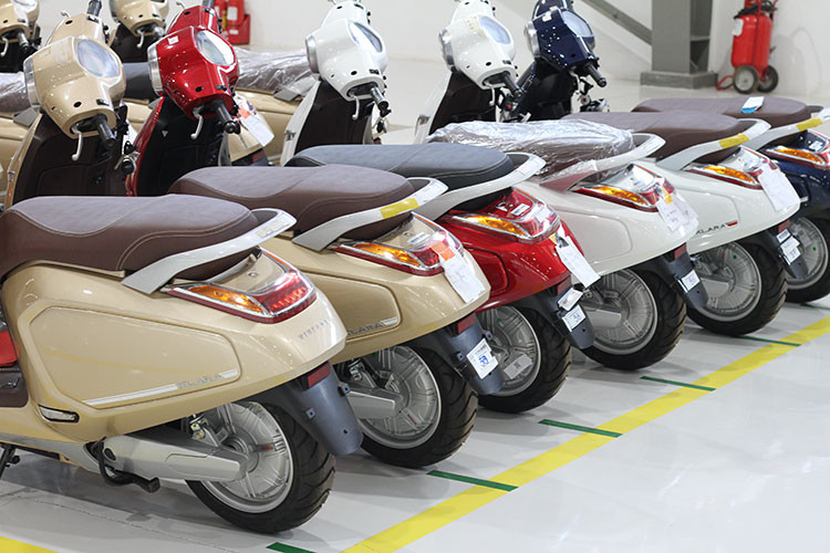 Đặc biệt, mẫu xe máy điện thông minh hoàn toàn mới này được thiết kế dành riêng cho thị trường trong nước, VinFast eScooter không chỉ phù hợp thói quen sử dụng và thể trạng người Việt mà còn đáp ứng tốt các điều kiện đặc thù của giao thông đô thị cũng như khí hậu Việt Nam.