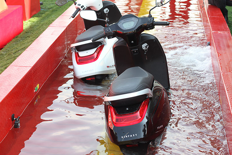 Cũng theo nhà sản xuất ôtô và xe máy này cho hay, việc kết nối người dùng với xe, trạm sạc, trạm thuê pin và máy chủ dịch vụ của VinFast eScooter là Hệ thống điện toán đám mây và ứng dụng mobile nhằm cung cấp tình trạng hoạt động của xe cho khách hàng thông qua ứng dụng trên điện thoại thông minh.