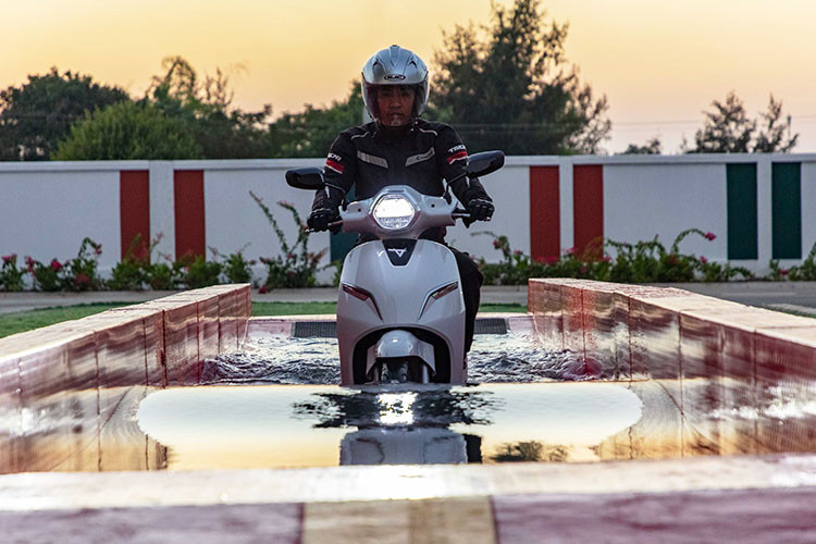 Cùng với đó là Hệ thống đại lý uỷ quyền của thương hiệu VinFast eScooter trên toàn quốc đóng vai trò là trung tâm dịch vụ, bảo hành và sửa chữa của VinFast eScooter, mang đến cho khách hàng mô hình dịch vụ tận tâm và chuyên nghiệp trên toàn bộ hệ thống.