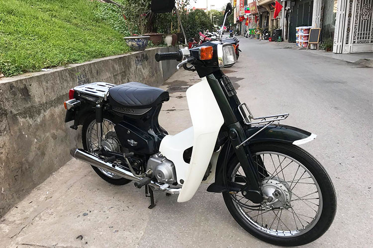 Đối với người Việt Nam, các dòng xe máy Honda Super Cub hay còn gọi vui với cái tên (đầu vuông, đít vuông) đã trở nên quá quen thuộc với đầy đủ các thế hệ đã được du nhập vào từ rất lâu. Trong đó, những chiếc Honda Super Cub C70, hay còn được người dân gọi là Cub 82 chiếm một số lượng khá lớn do bền bỉ và tiết kiệm nhiên liệu.