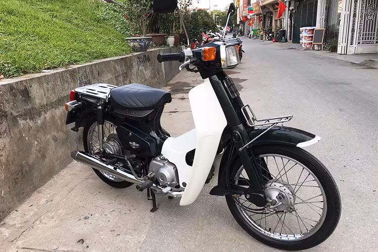 Đối với người Việt Nam, các dòng xe máy Honda Super Cub hay còn gọi vui với cái tên (đầu vuông, đít vuông) đã trở nên quá quen thuộc với đầy đủ các thế hệ đã được du nhập vào từ rất lâu. Trong đó, những chiếc Honda Super Cub C70, hay còn được người dân gọi là Cub 82 chiếm một số lượng khá lớn do bền bỉ và tiết kiệm nhiên liệu.