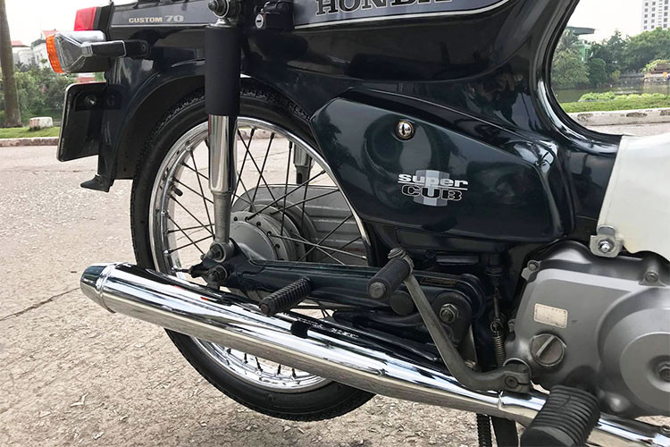 So với các thế hệ trước, xe máy Honda Super Cub C70 vẫn giữ nguyên kết cấu động cơ SOHC 1 xi-lanh làm mát bằng gió truyền thống, nhưng có dung tích nâng lên thành 71,8 cc. Động cơ này đem tới cho chiếc xe công suất tối đa 6 mã lực và mô-men xoắn cực đại 5,2 Nm.
