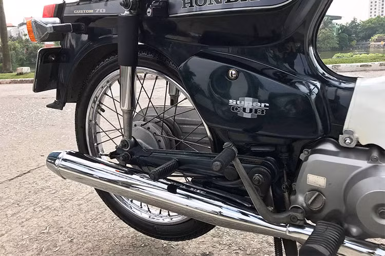So với các thế hệ trước, xe máy Honda Super Cub C70 vẫn giữ nguyên kết cấu động cơ SOHC 1 xi-lanh làm mát bằng gió truyền thống, nhưng có dung tích nâng lên thành 71,8 cc. Động cơ này đem tới cho chiếc xe công suất tối đa 6 mã lực và mô-men xoắn cực đại 5,2 Nm.