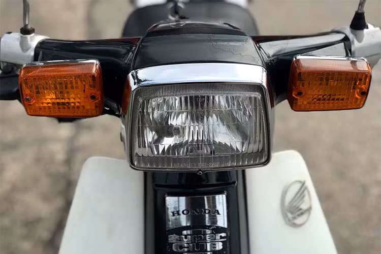 Do được bảo quản rất tốt bởi 1 đời chủ duy nhất và nhập về Việt Nam từ Nhật khi còn mới nên tới hiện giờ, chiếc xe vẫn được gìn giữ trong tình trạng hoàn hảo với màu sơn đặc trưng còn giữ được độ bóng, sâu và bộ tem dán trên xe còn mới, không trầy tróc. Chiếc xe Honda Cub 70 trong bài viết này thuộc đời sản xuất năm 1994.