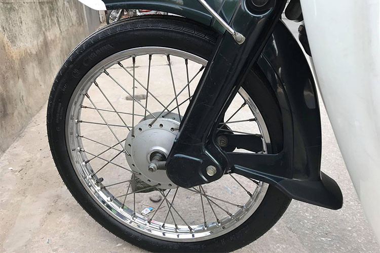 Trên mẫu xe số phổ thông đình đám này, nó vẫn được hãng xe máy Honda sử dụng hệ thống phuộc trước "giò gà" đặc trưng, nhưng có phanh đùm trước đường kính lớn hơn để tăng độ an toàn. Vành xe vẫn là dạng vành nan hoa với lốp sử dụng săm/ruột cho cả trước và sau.