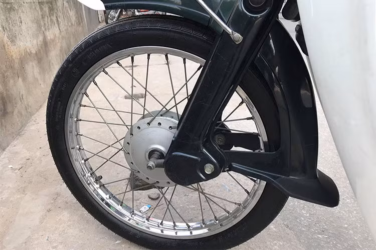 Trên mẫu xe số phổ thông đình đám này, nó vẫn được hãng xe máy Honda sử dụng hệ thống phuộc trước "giò gà" đặc trưng, nhưng có phanh đùm trước đường kính lớn hơn để tăng độ an toàn. Vành xe vẫn là dạng vành nan hoa với lốp sử dụng săm/ruột cho cả trước và sau.