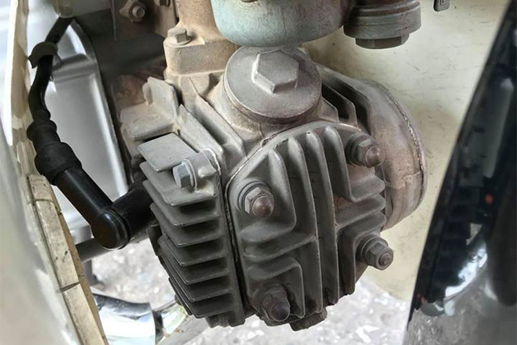 Trên thế hệ này, động cơ của xe cũng đã được bổ sung thêm bộ đề và có kết cấu mô-tơ điện, cuộn điện và bưởng điện phía bên trái như chiếc Cub 100 EX (hay Honda Dream II) xuất hiện 2 năm sau, vào năm 1986. Cũng như sơn thân xe, màu sơn trên bưởng máy vẫn còn nguyên bản.