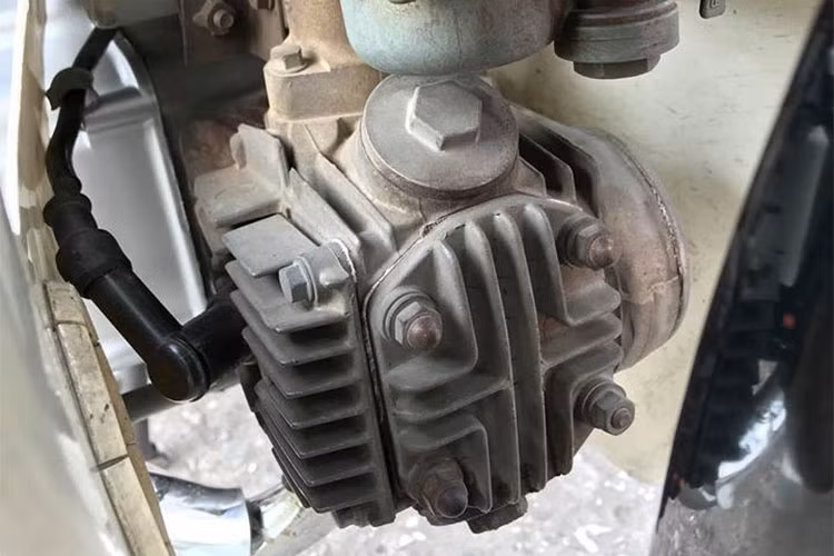 Trên thế hệ này, động cơ của xe cũng đã được bổ sung thêm bộ đề và có kết cấu mô-tơ điện, cuộn điện và bưởng điện phía bên trái như chiếc Cub 100 EX (hay Honda Dream II) xuất hiện 2 năm sau, vào năm 1986. Cũng như sơn thân xe, màu sơn trên bưởng máy vẫn còn nguyên bản.