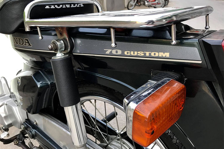 Tại Nhật, những chiếc Cub và các dòng xe phân khối nhỏ khác thường được sử dụng để chở hàng, chính vì vậy chúng thường có baga phía sau thay vì yên. Trên chiếc xe này, mặc dù đã có tuổi đời tới 24 năm nhưng nó vẫn được người sử dụng giữ gìn các chi tiết khá nguyên bản.