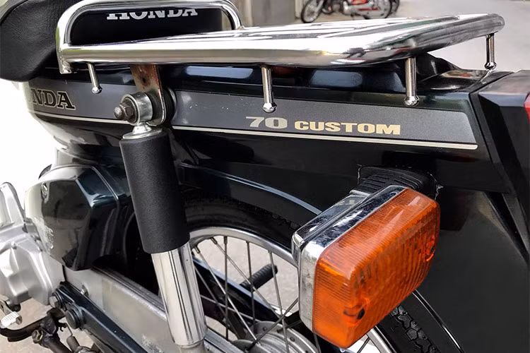 Tại Nhật, những chiếc Cub và các dòng xe phân khối nhỏ khác thường được sử dụng để chở hàng, chính vì vậy chúng thường có baga phía sau thay vì yên. Trên chiếc xe này, mặc dù đã có tuổi đời tới 24 năm nhưng nó vẫn được người sử dụng giữ gìn các chi tiết khá nguyên bản.