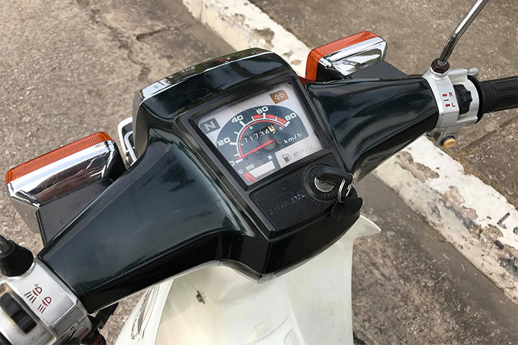 Trên chiếc xe này, cụm đồng hồ công tơ mét được thiết kế dạng vuông với đầy đủ các thống số như báo số km, dung tích xăng, xi nhan, đèn... đều là dạng cơ. Bên cạnh đó còn cả chữ tiếng Nhật được ghi, các nút bấm đề, còi, pha cốt và xi nhan vẫn mang thiết kế dòng Super Cub.