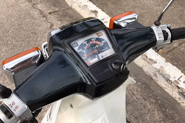 Trên chiếc xe này, cụm đồng hồ công tơ mét được thiết kế dạng vuông với đầy đủ các thống số như báo số km, dung tích xăng, xi nhan, đèn... đều là dạng cơ. Bên cạnh đó còn cả chữ tiếng Nhật được ghi, các nút bấm đề, còi, pha cốt và xi nhan vẫn mang thiết kế dòng Super Cub.