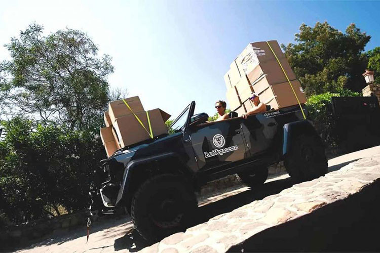 Ngoài động cơ mạnh mẽ hơn, chiếc Mercedes-Benz G500 4x4² này còn được bổ sung hệ thống treo cải tiến, lốp off-road mới và những điểm nhấn bằng sợi carbon trần... Bên ngoài, chiếc Mercedes-Benz G500 4x4² khoác bộ cánh rằn-ri với nửa bên trái màu tối và nửa còn lại màu sáng.