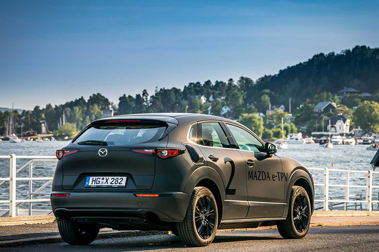 Một điểm đáng lưu ý khác là mẫu xe điện concept ở đây chỉ đang dùng tạm thân vỏ CX-30 mà thôi, bởi thực tế không rõ nó sẽ có hình dáng hatchback hay crossover khi được sản xuất thương mại, nhưng có một điều chắc chắn: nó sẽ là xe cỡ B nhỏ gọn.