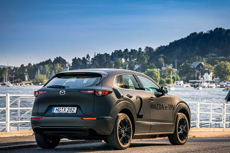 Một điểm đáng lưu ý khác là mẫu xe điện concept ở đây chỉ đang dùng tạm thân vỏ CX-30 mà thôi, bởi thực tế không rõ nó sẽ có hình dáng hatchback hay crossover khi được sản xuất thương mại, nhưng có một điều chắc chắn: nó sẽ là xe cỡ B nhỏ gọn.