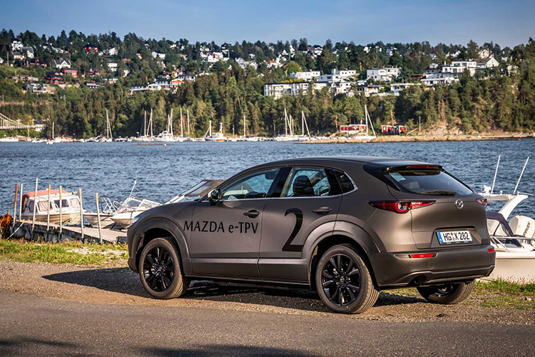 Mặc dù xe điện Mazda e-TPV trông giống CX-30 ở phía bên ngoài, nó rất khác biệt so với mẫu crossover ở phía bên trong. Đầu tiên, bạn sẽ tìm thấy một cụm pin lithi-ion với tổng công suất 355 volt và các cục pin hình trụ.