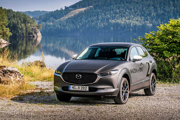 Để chuẩn bị cho Triển lãm Ô tô Tokyo 2019, hãng xe Nhật Bản đã quyết định hé lộ một phiên bản nguyên mẫu thử nghiệm của mẫu xe điện đầu tiên. Nó có tên gọi là Mazda e-TPV hoàn toàn mới, và tạm thời, công ty Nhật Bản miêu tả nó là một mẫu concept.