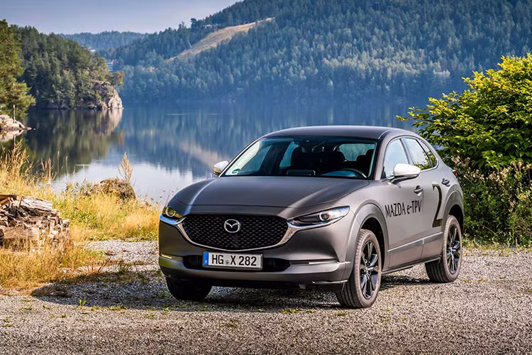 Để chuẩn bị cho Triển lãm Ô tô Tokyo 2019, hãng xe Nhật Bản đã quyết định hé lộ một phiên bản nguyên mẫu thử nghiệm của mẫu xe điện đầu tiên. Nó có tên gọi là Mazda e-TPV hoàn toàn mới, và tạm thời, công ty Nhật Bản miêu tả nó là một mẫu concept.