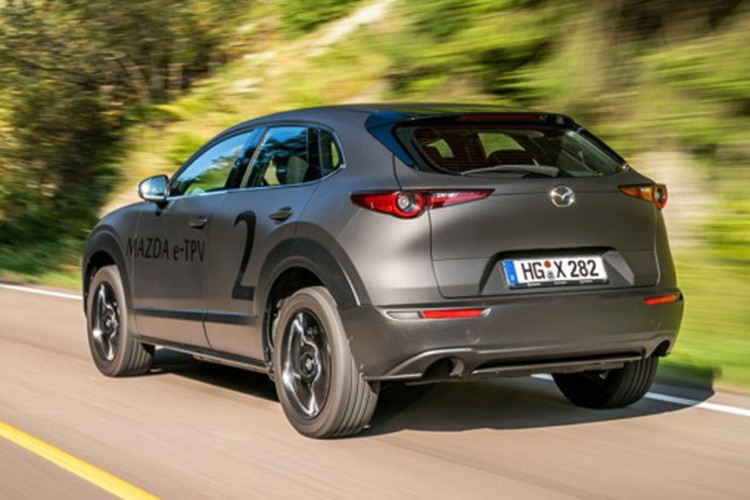 Nhà sản xuất Mazda không công bố nhiều chi tiết thực sự hấp dẫn về kế hoạch xe điện của họ vào lúc này. Những gì chúng ta có thể biết là 200 km cự li lái trong thành phố và một mô-tơ điện với 141 mã lực và mô-men xoắn cực đại 265 Nm.
