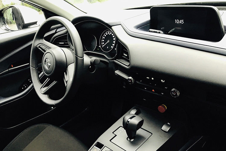 Thông qua đoạn video lái thử nghiệm của Chasing Cars, e-TPV được nhận xét là mang tới cảm giác lái như Mazda3, có độ chuẩn xác và năng động. Chất lượng ngồi lái cũng êm ái và không có gì đáng chê. Thậm chí Mazda còn quyết định cài đặt âm thanh động cơ 4 xi-lanh giả tạo qua hệ thống loa để khiến người lái mới chuyển sang xe điện có cảm giác thoải mái hơn.