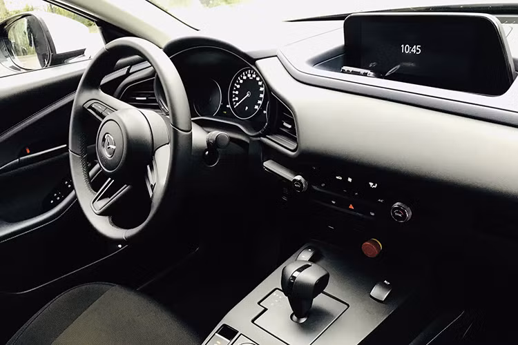 Thông qua đoạn video lái thử nghiệm của Chasing Cars, e-TPV được nhận xét là mang tới cảm giác lái như Mazda3, có độ chuẩn xác và năng động. Chất lượng ngồi lái cũng êm ái và không có gì đáng chê. Thậm chí Mazda còn quyết định cài đặt âm thanh động cơ 4 xi-lanh giả tạo qua hệ thống loa để khiến người lái mới chuyển sang xe điện có cảm giác thoải mái hơn.