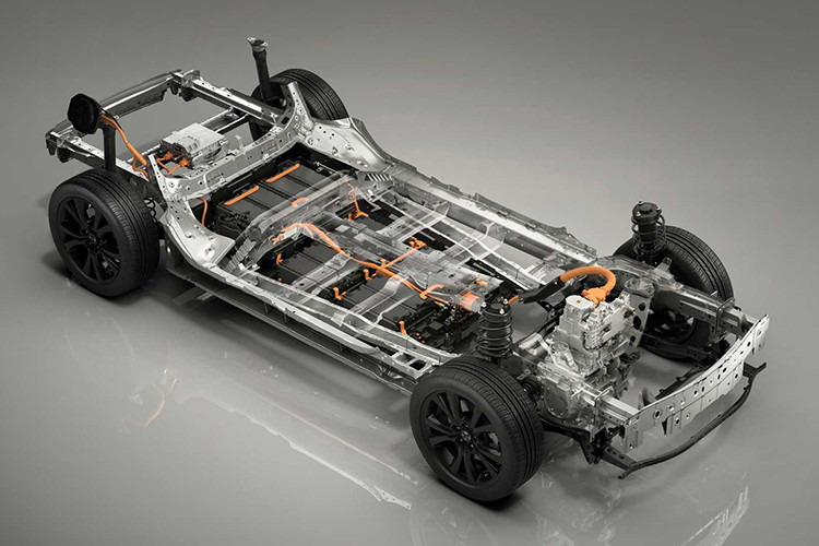 Dung lượng 35,5 kWh là tương đương với Honda e, và không phải là một con số nổi bật trong thị trường xe điện hiên tại. Trong khi e-TPV là một phương tiện chạy điện thuần chủng, Mazda có kế hoạch ra mắt một phiên bản kéo dài cự li di chuyển của cùng mẫu xe, và đưa ra cả những tùy chọn hybrid lẫn plug-in hybrid. 