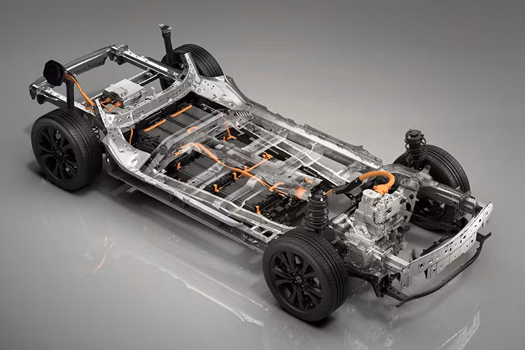 Dung lượng 35,5 kWh là tương đương với Honda e, và không phải là một con số nổi bật trong thị trường xe điện hiên tại. Trong khi e-TPV là một phương tiện chạy điện thuần chủng, Mazda có kế hoạch ra mắt một phiên bản kéo dài cự li di chuyển của cùng mẫu xe, và đưa ra cả những tùy chọn hybrid lẫn plug-in hybrid. 