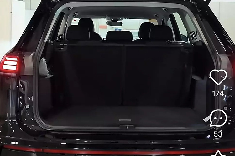 Về ngoại thất, Teramont Pro có thiết kế thay đổi theo từng phiên bản. Biến thể tiêu chuẩn sở hữu lưới tản nhiệt hẹp, hốc gió trung tâm hình thang được bao quanh bởi viền bạc sang trọng. 