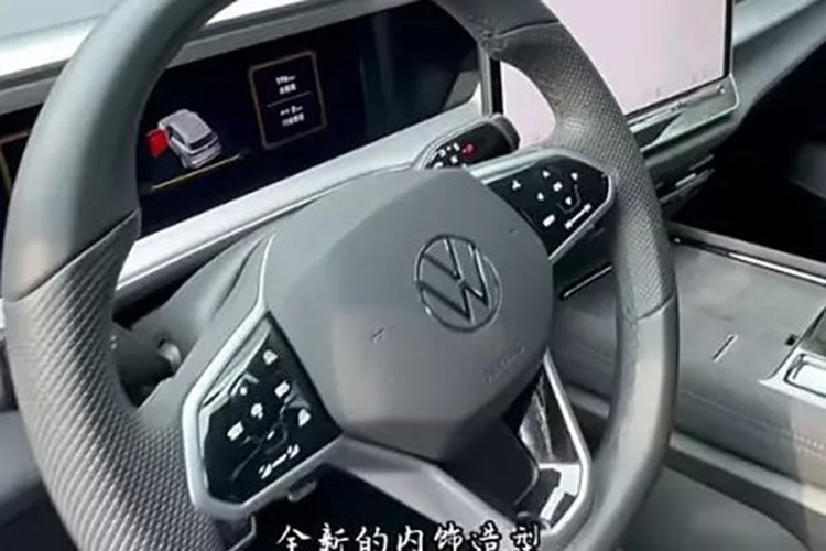 Vô-lăng thiết kế ba chấu thể thao, tích hợp nhiều phím chức năng, trong khi cần số điện tử được đặt ngay phía sau, tương tự như các mẫu xe Hàn Quốc như Hyundai SantaFe hay Tucson thế hệ mới.