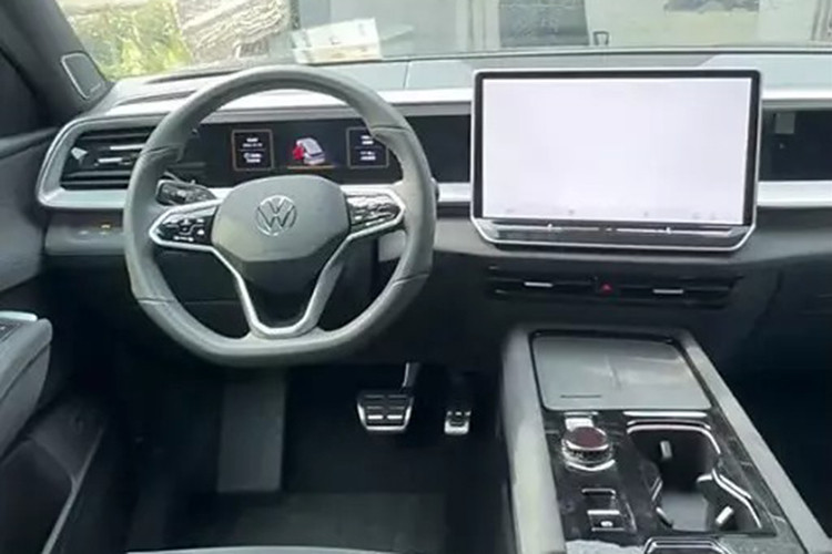 Điểm nhấn đáng chú ý trong khoang cabin chính là bảng đồng hồ kỹ thuật số cỡ lớn cùng màn hình thông tin giải trí đặt nổi trên bảng táp-lô. Màn hình cảm ứng trung tâm 15 inch thay thế cho phần lớn các nút bấm cơ học truyền thống. Ngay bên dưới là các phím cảm ứng điều khiển nhiều tính năng khác nhau của xe.